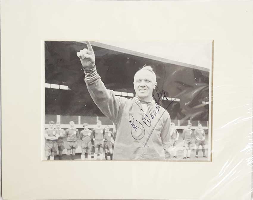 Bill Shankly autographed photo. Black and white 7x5 inch photograph autographed by the legendary
