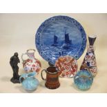A 20th century Delft charger and various other items (8)
