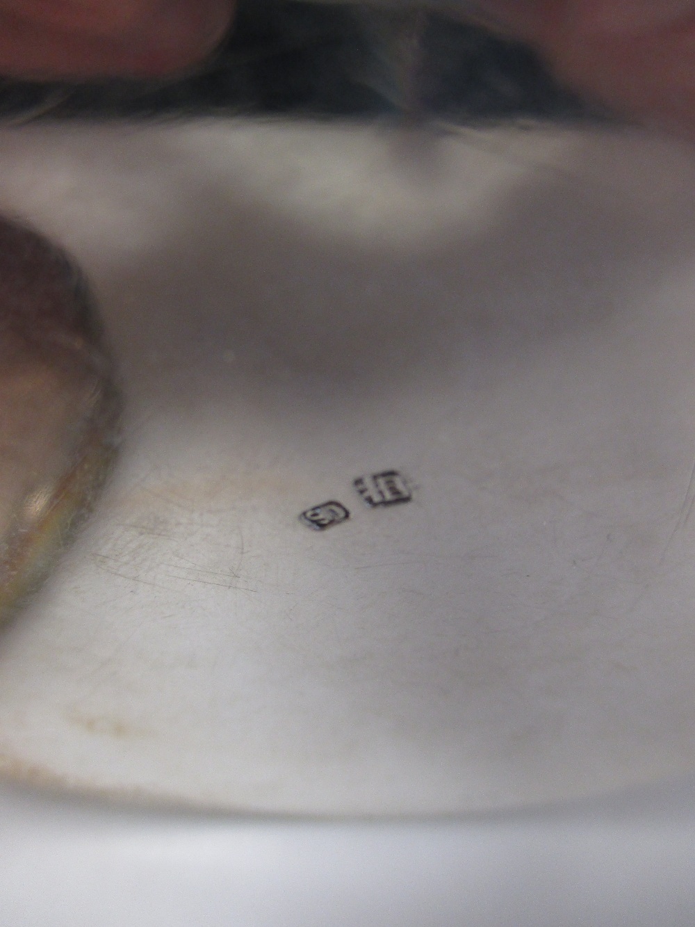 An early 20th century Chinese silver circular trinket box, repousse decorated with flowers, 4.9oz, - Image 5 of 5