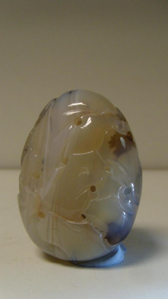 A Chinese shadow agate pendant, a black inclusion to the white sides depicting a peacock, 6cm (2. - Image 2 of 2