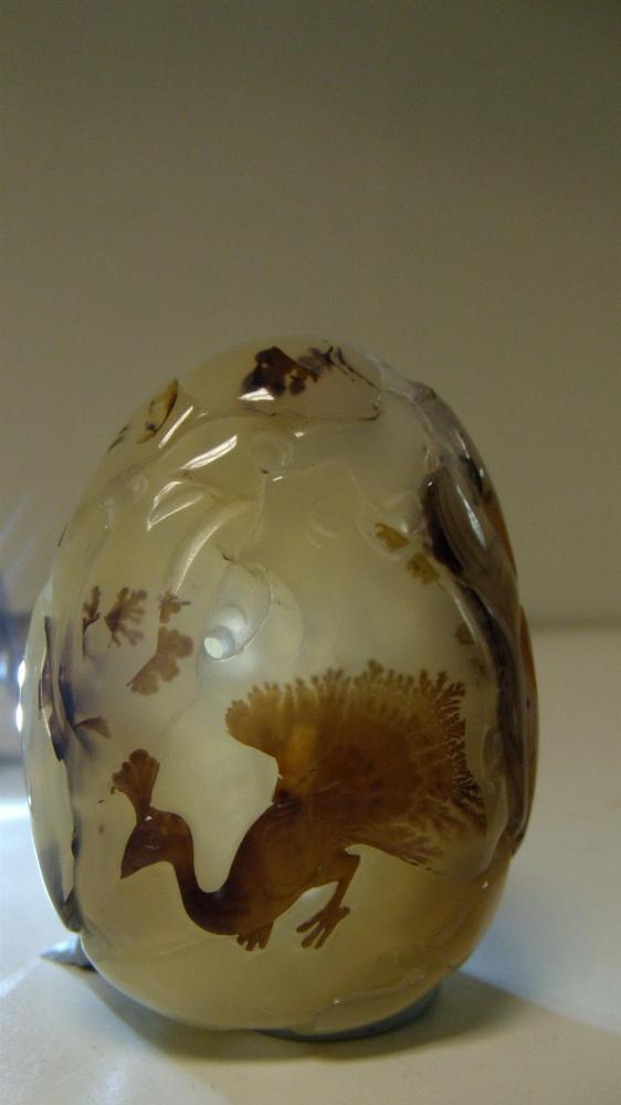 A Chinese shadow agate pendant, a black inclusion to the white sides depicting a peacock, 6cm (2.