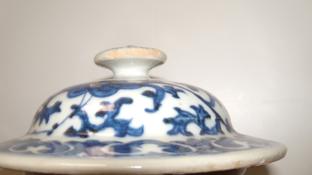 A pair of 19th century Chinese blue and white jars and covers, each painted with lotus scrolling - Image 3 of 3