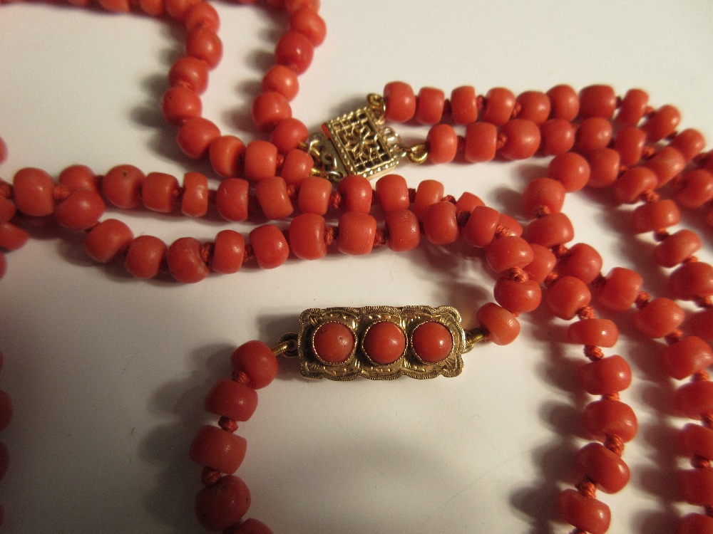 A two row red coral bead necklace, the uniform 5-6mm diameter tyre-shaped beads, individually - Image 4 of 4