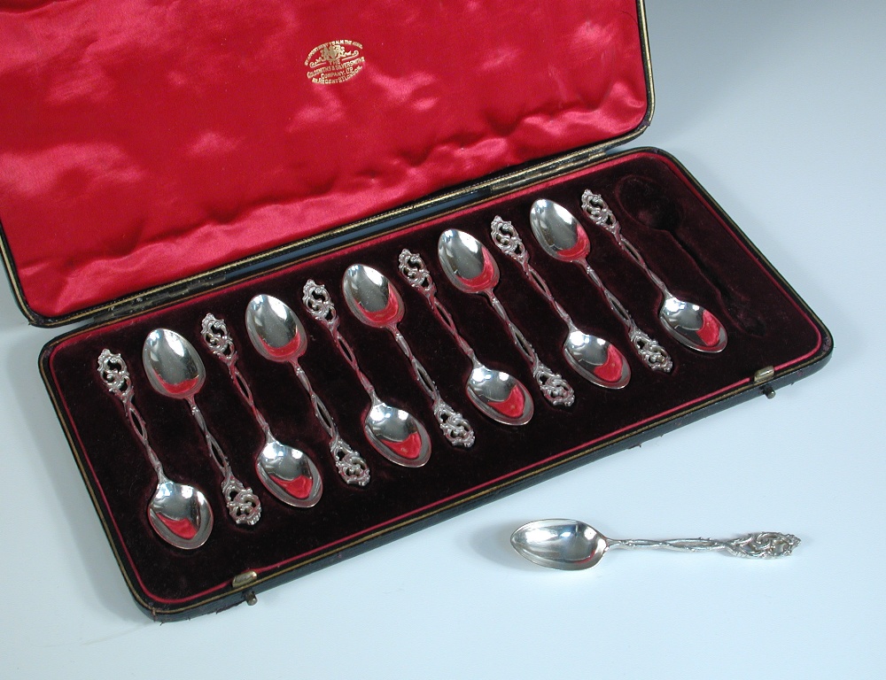 A cased set of 12 Edwardian silver teaspoons, by The Goldsmiths' and Silversmiths' Company Ltd,