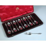 A cased set of 12 Edwardian silver teaspoons, by The Goldsmiths' and Silversmiths' Company Ltd,