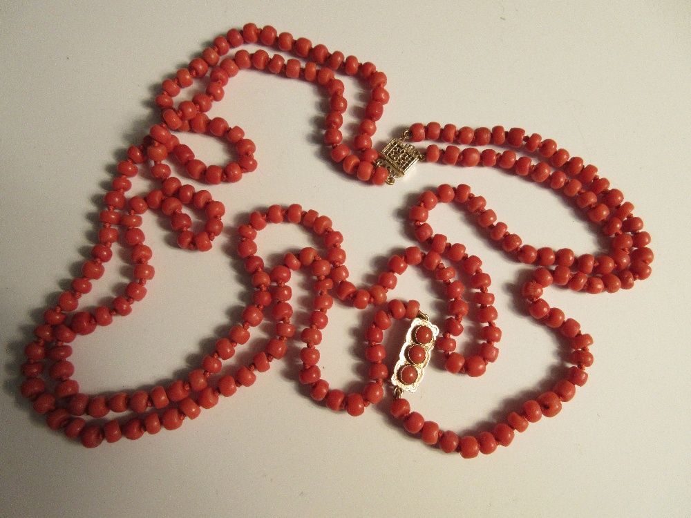 A two row red coral bead necklace, the uniform 5-6mm diameter tyre-shaped beads, individually - Image 3 of 4