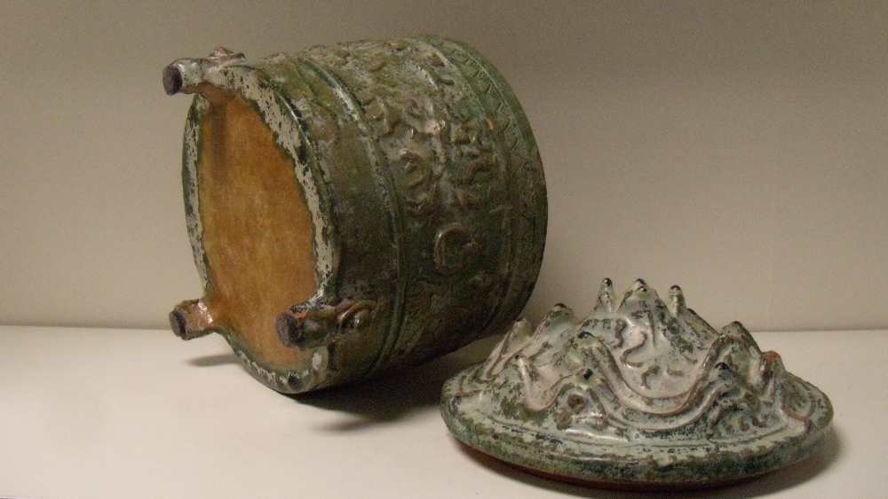 A Han dynasty green glazed jar and mountain cover (boshanlu), the mountain modelled cover resting on - Image 2 of 3