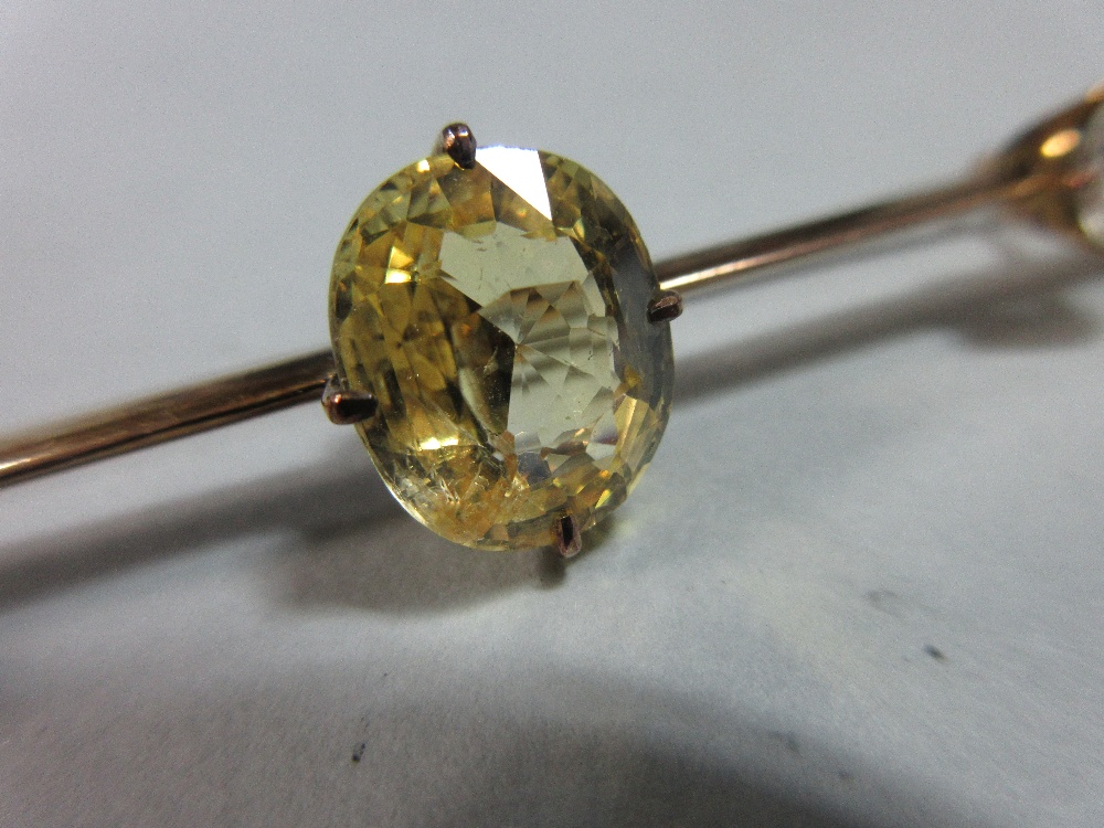 A yellow sapphire and white sapphire bar brooch, claw set to the centre of the knife-edge bar with - Image 5 of 6