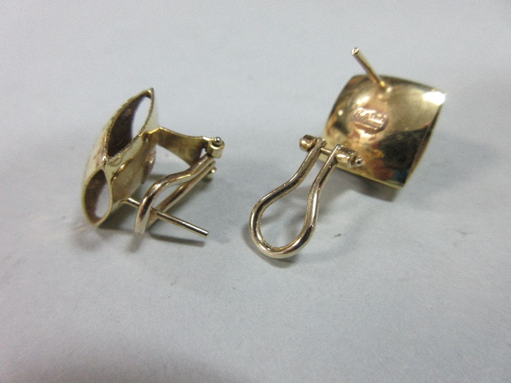 A pair of diamond and bi-coloured 18ct gold earstuds together with two further pairs of 18ct gold - Image 3 of 8