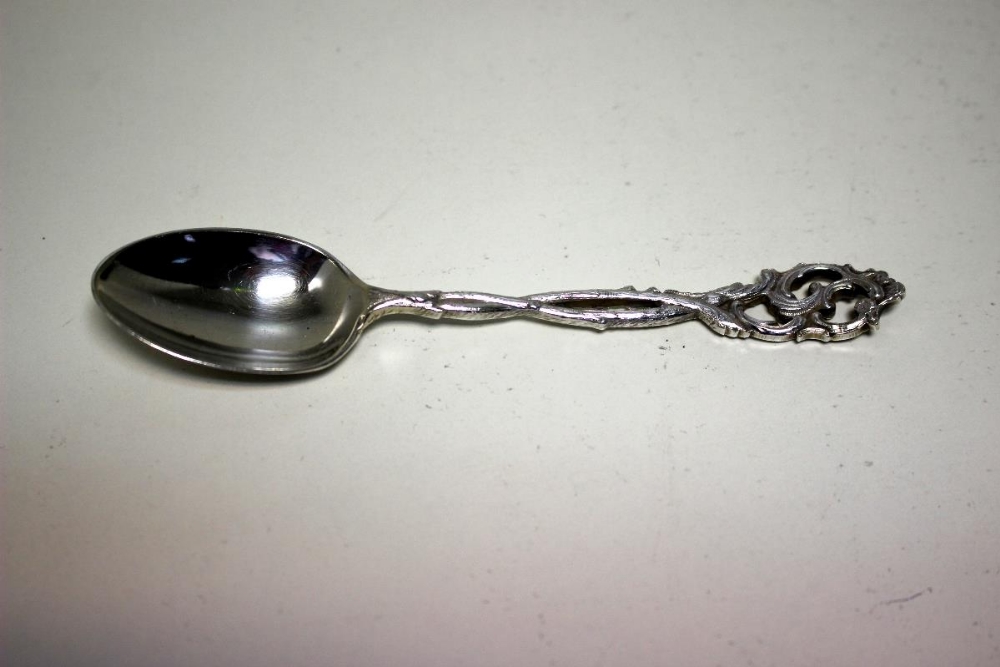 A cased set of 12 Edwardian silver teaspoons, by The Goldsmiths' and Silversmiths' Company Ltd, - Image 3 of 4