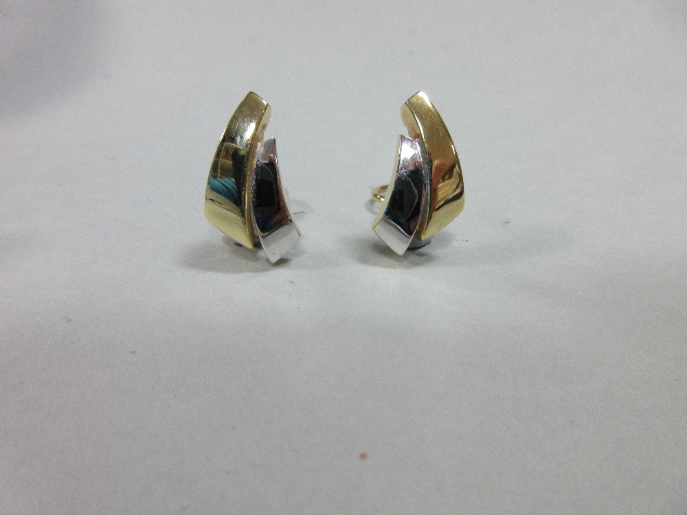 A pair of diamond and bi-coloured 18ct gold earstuds together with two further pairs of 18ct gold - Image 7 of 8