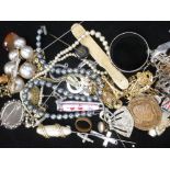 A quantity of miscellaneous costume jewellery and similar items