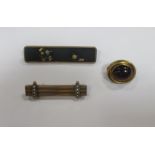 Three gold brooches - Japanese and cabochon and bar brooch (3)