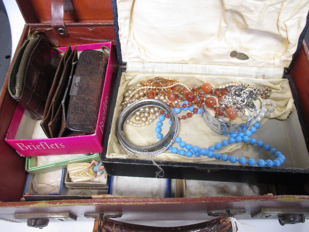 A quantity of costume and dress jewellery - Image 2 of 3