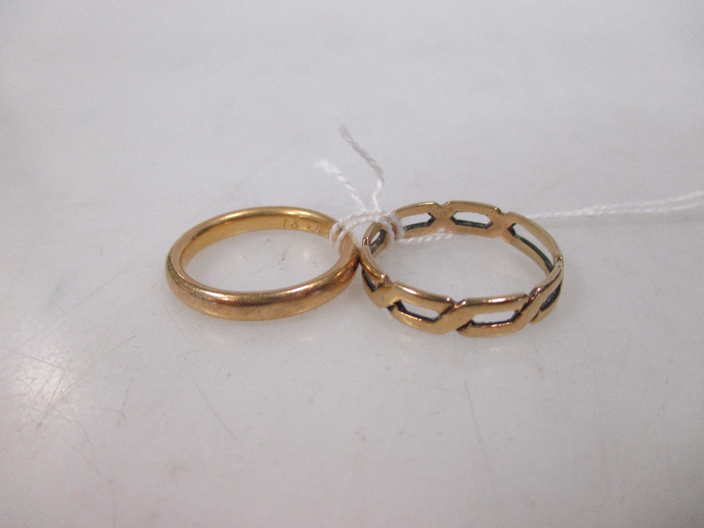A 22ct wedding band and a 22ct ring, gross 6.9g (2)