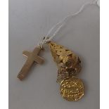 A yellow precious metal cross and a filigree pendant (both test as high carat gold), 10g gross (2)