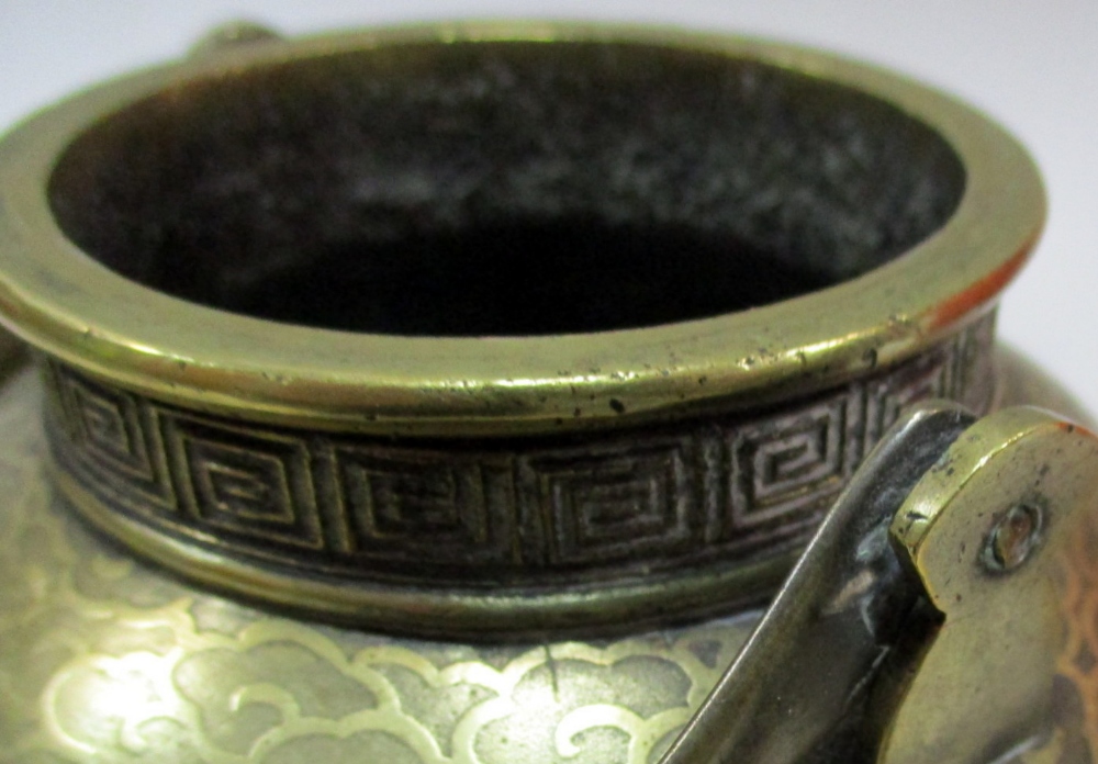 A polished bronze kettle or tetsubin and cover etched with stylised clouds, the double gourd cover - Image 5 of 9