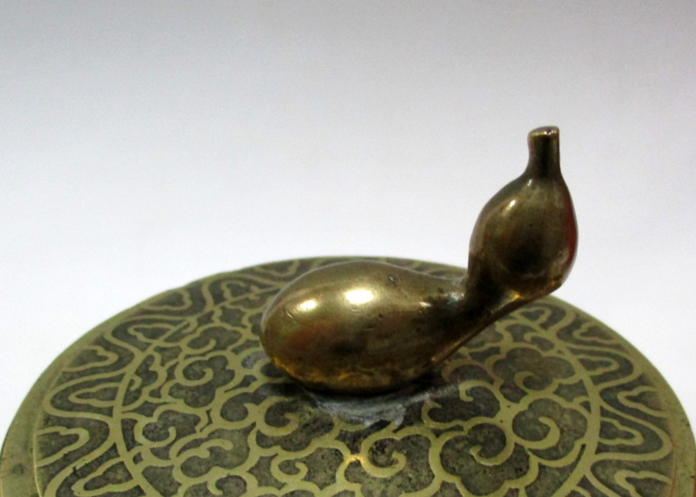 A polished bronze kettle or tetsubin and cover etched with stylised clouds, the double gourd cover - Image 2 of 9