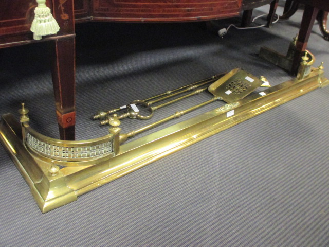 A George III brass fire irons, poker rest and a curb (5) - Image 2 of 2