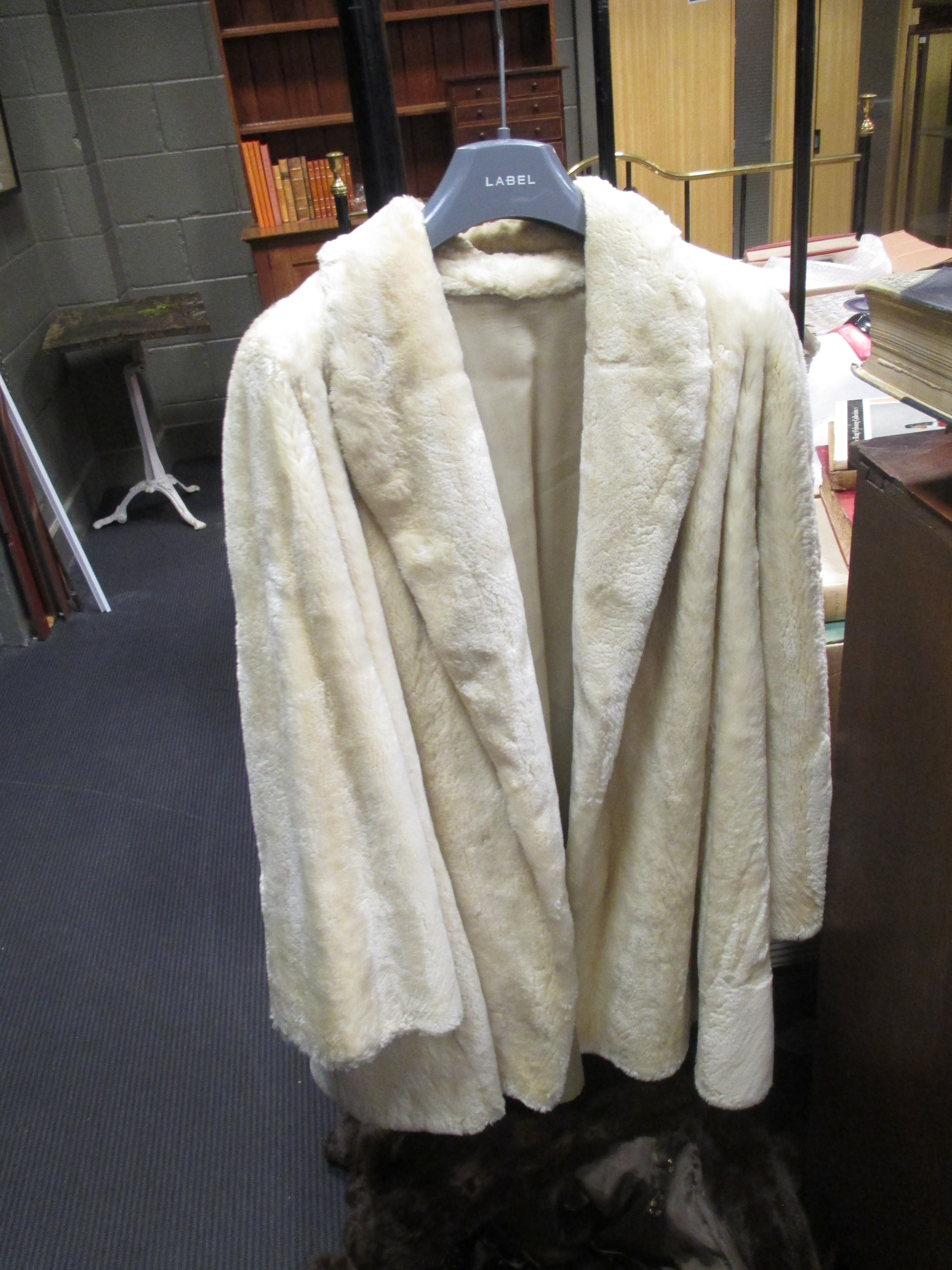 Two fur coats - Bild 2 aus 2