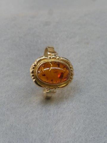 A 14ct gold and amber ring stamped 585, size S.