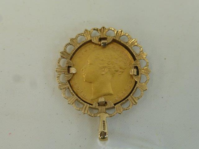 A Victorian 1886 Jubliee sovereign in a 9ct gold mount. - Image 2 of 2