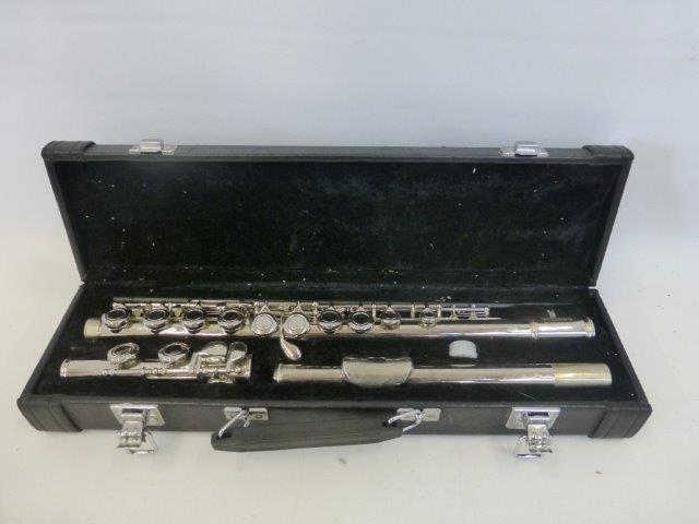 A cased Lindo flute FL-20-1006-144, in good condition.