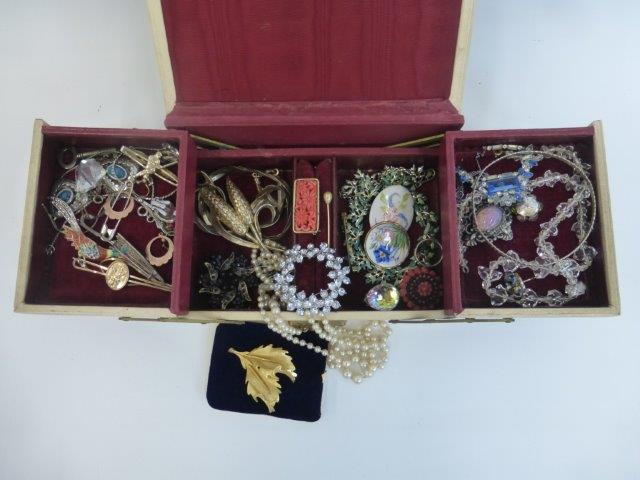 An assortment of costume jewellery including a bird brooch, Art Deco, necklaces etc.