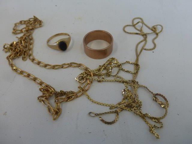An assortment of 9ct gold jewellery, 24.96 grams.