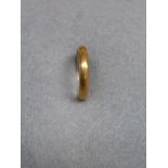 A 22ct gold and platinum wedding band, size K/L.