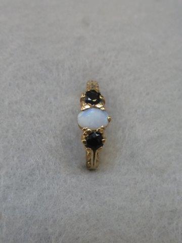 A 9ct gold opal and sapphire three stone ring, size L.