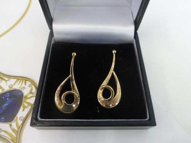 A pair of Catherine Best 9ct gold drop earrings with a certificate of authenticity. - Image 2 of 2