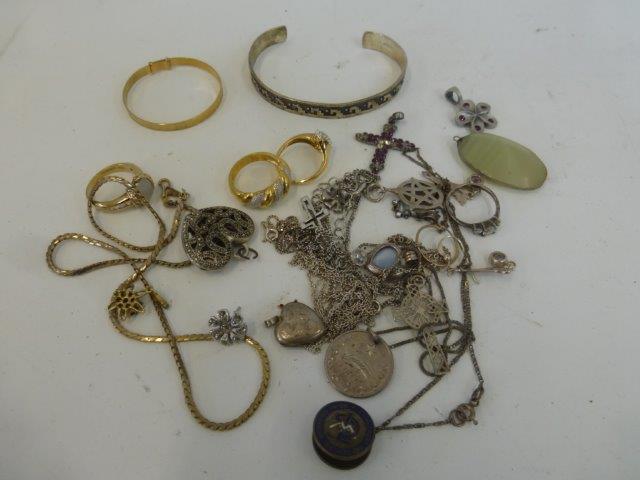 An assortment of costume jewellery including silver 925 dress rings.