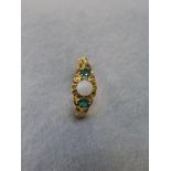 An 18ct gold three stone opal and emerald ring, size L.