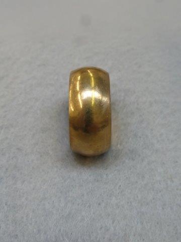 A 15ct gold wedding band.