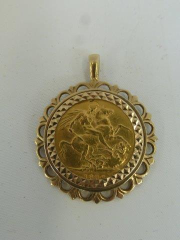 A Victorian 1886 Jubliee sovereign in a 9ct gold mount.