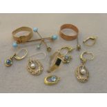 An assortment of jewellery including two rose gold rings, a bar brooch etc.