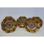 A set of five Royal Crown Derby Old Imari double M octagonal plates, 1128 pattern.