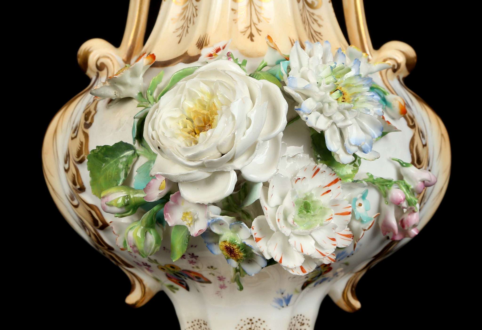 AN ELABORATE ENGLISH PORCELAIN TWIN-HANDLED VASE, late 19th century, possibly Coalport, the fluted - Image 3 of 6