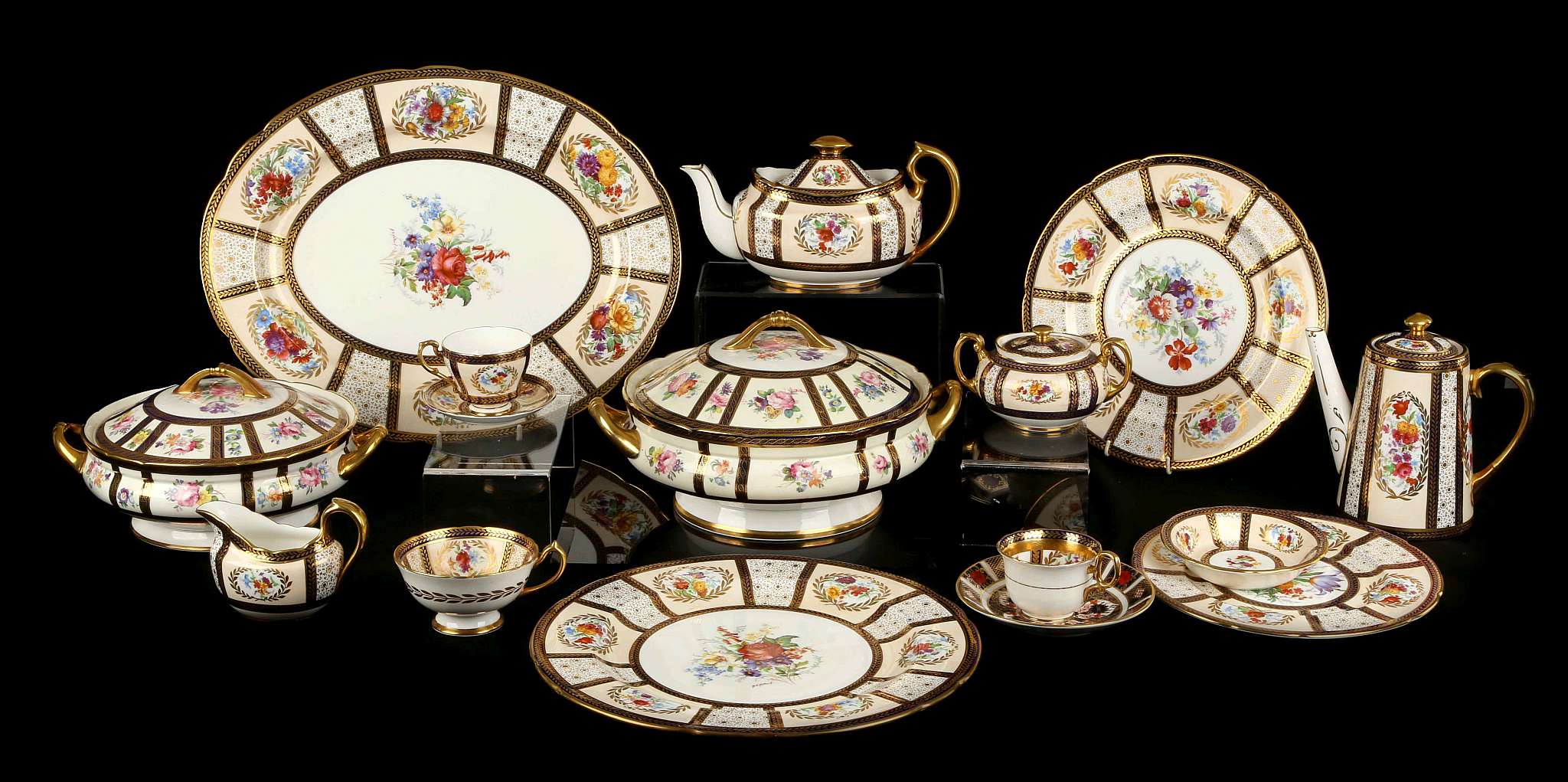 AN EXTENSIVE PARAGON 'QUEEN MARY' BONE CHINA DINNER, TEA AND COFFEE SERVICE, early 20th century, a