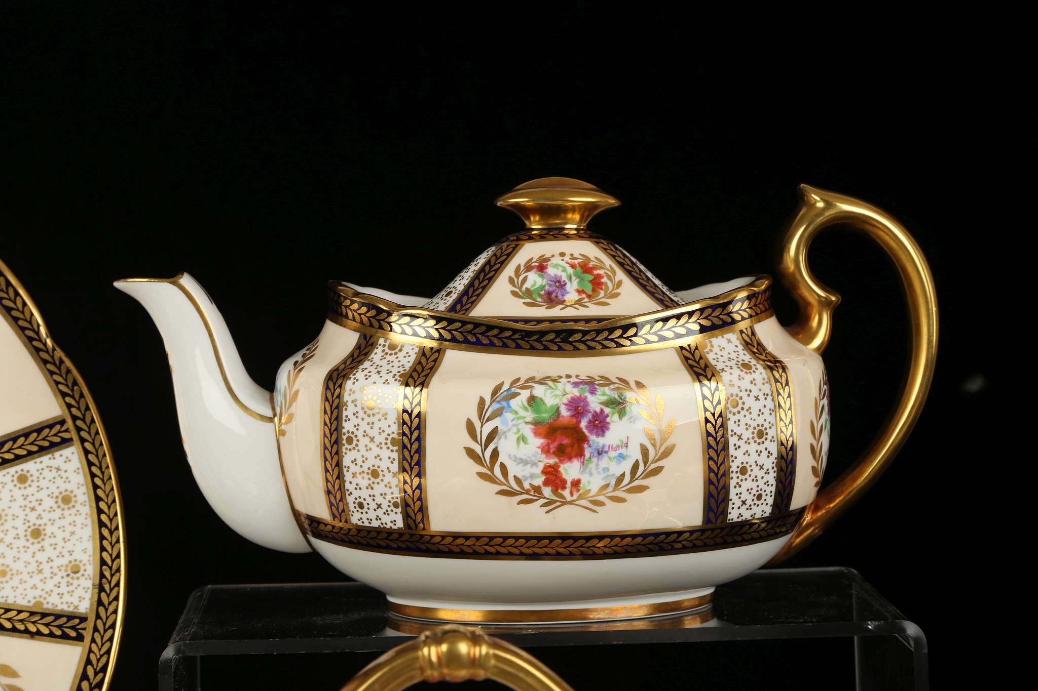 AN EXTENSIVE PARAGON 'QUEEN MARY' BONE CHINA DINNER, TEA AND COFFEE SERVICE, early 20th century, a - Image 2 of 10