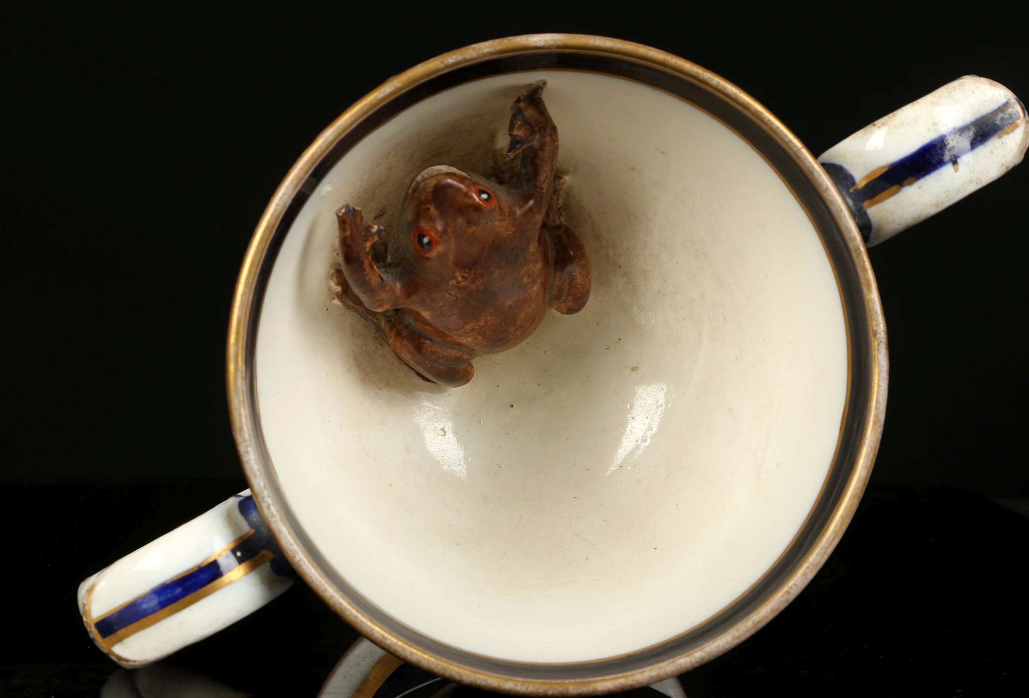 A CHARMING ENGLISH CREAMWARE LOVING CUP WITH A FROG, circa 1830, the cup-shaped form with a brown - Image 6 of 7