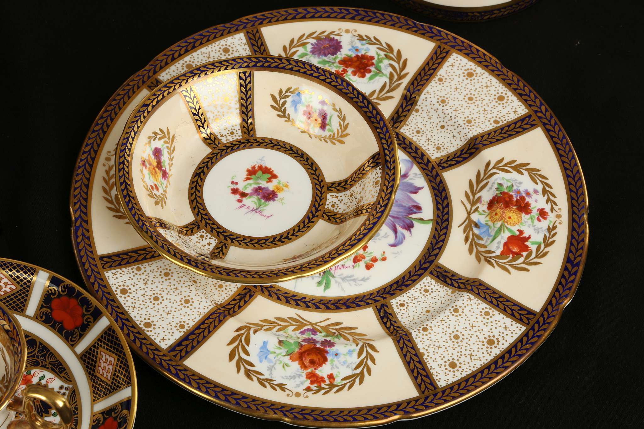 AN EXTENSIVE PARAGON 'QUEEN MARY' BONE CHINA DINNER, TEA AND COFFEE SERVICE, early 20th century, a - Image 4 of 10