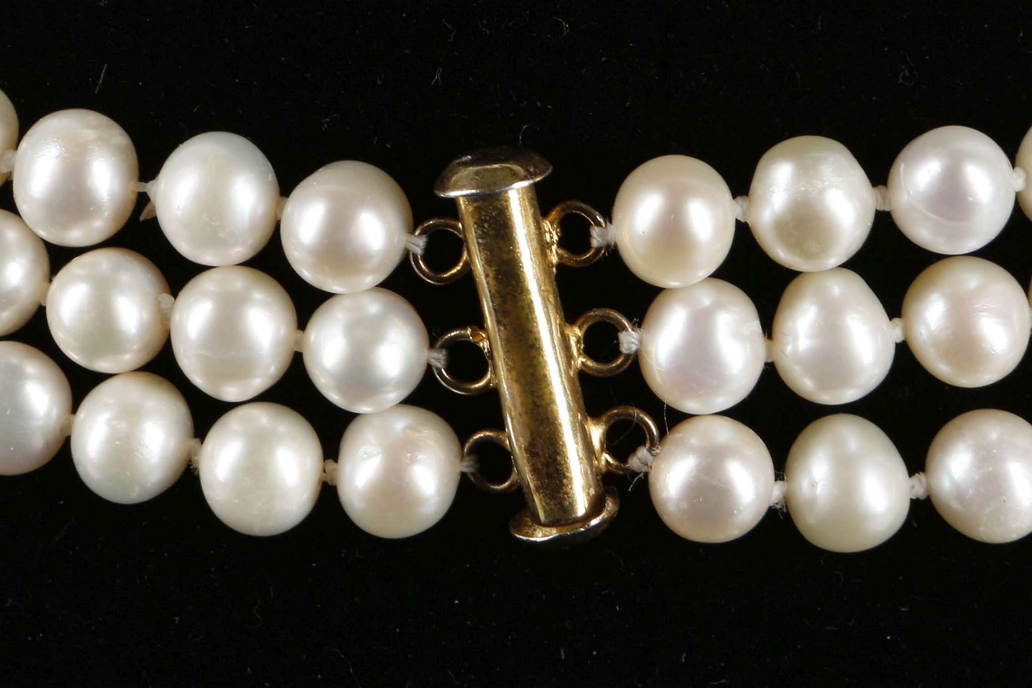 A three strand set of pearls with bar clasp. - Image 3 of 3
