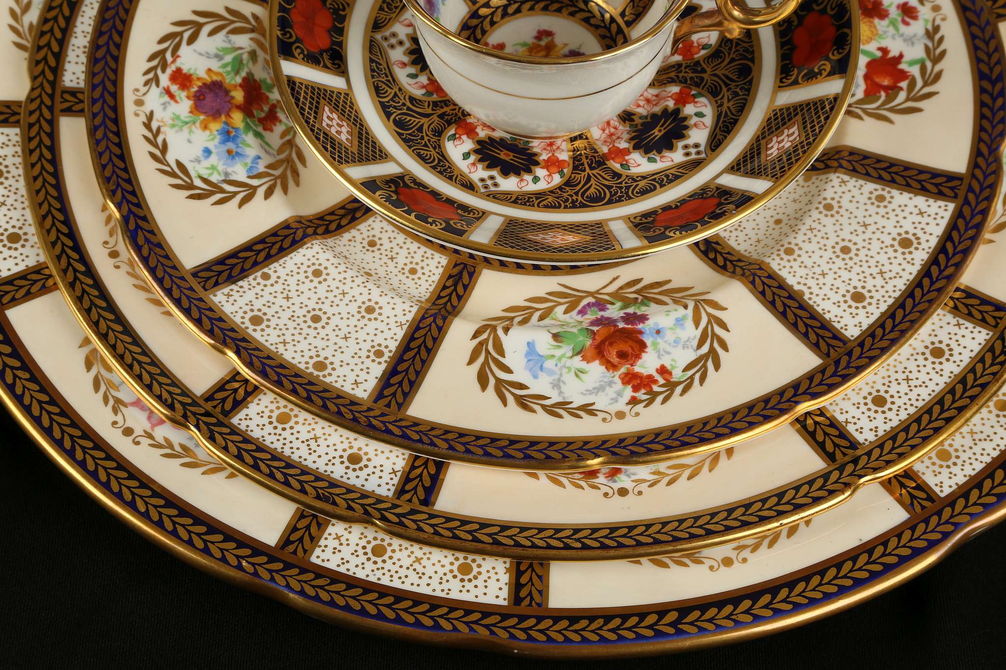AN EXTENSIVE PARAGON 'QUEEN MARY' BONE CHINA DINNER, TEA AND COFFEE SERVICE, early 20th century, a - Image 5 of 10