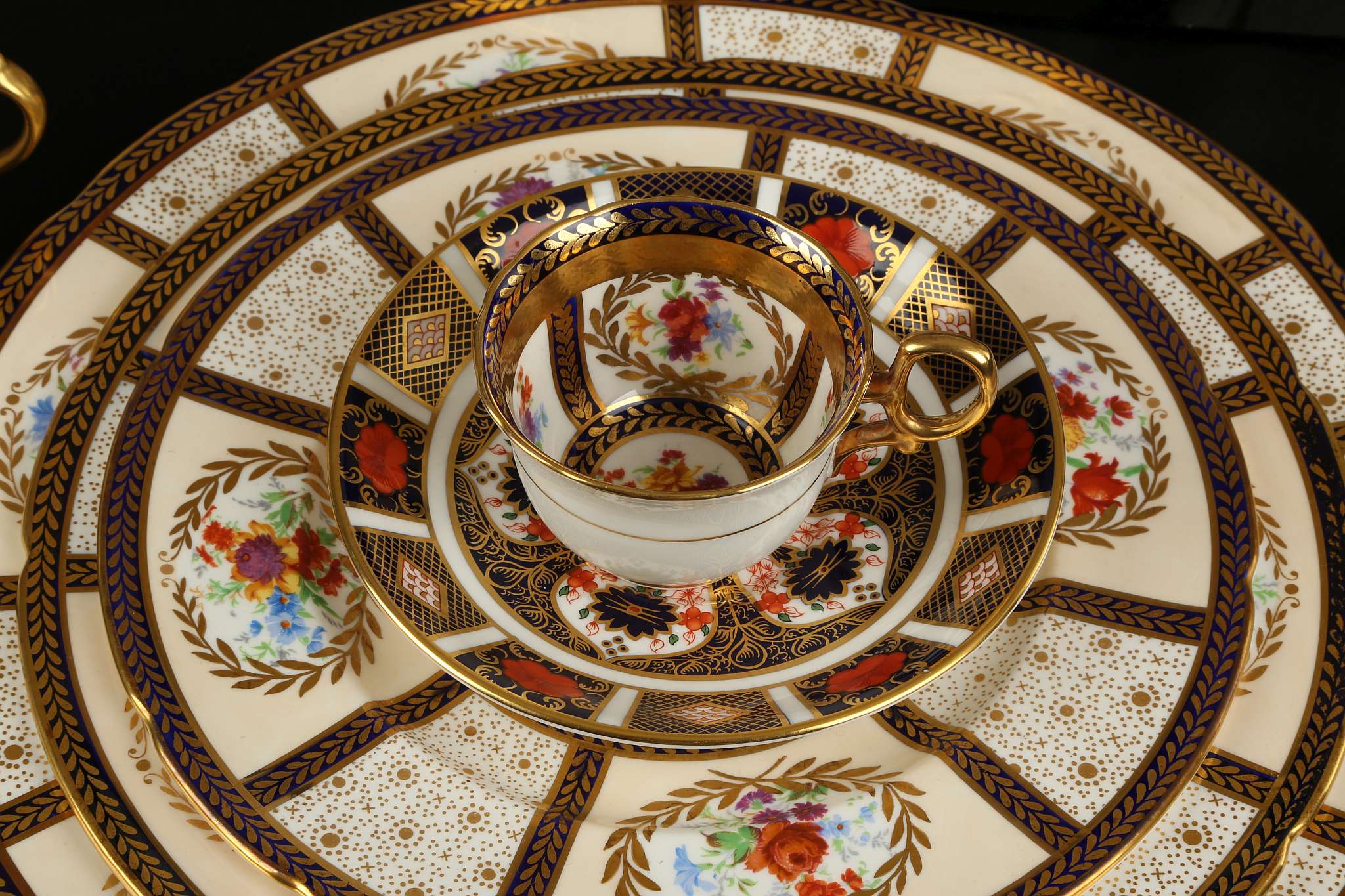 AN EXTENSIVE PARAGON 'QUEEN MARY' BONE CHINA DINNER, TEA AND COFFEE SERVICE, early 20th century, a - Image 6 of 10