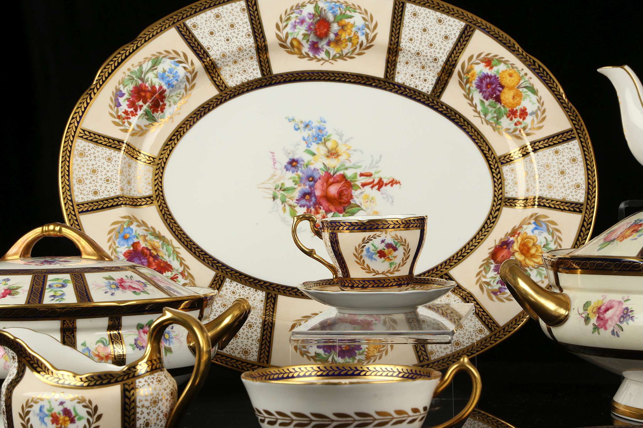 AN EXTENSIVE PARAGON 'QUEEN MARY' BONE CHINA DINNER, TEA AND COFFEE SERVICE, early 20th century, a - Image 3 of 10