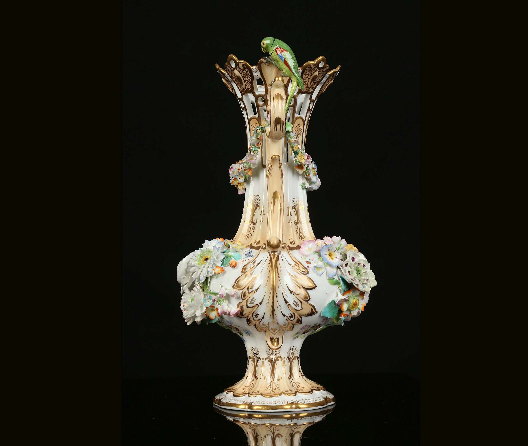 AN ELABORATE ENGLISH PORCELAIN TWIN-HANDLED VASE, late 19th century, possibly Coalport, the fluted - Image 5 of 6