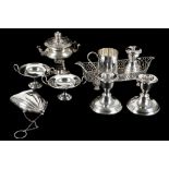 A collection of small sterling silver objects to include a ladies coin purse (Chester), a pair of