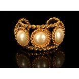 CHANEL CUFF, 1980s gilt metal rope twist frame with large simulated pearls, 6cm wide